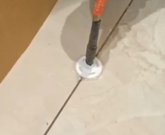 淳安瓷砖空鼓维修公司专业解答瓷砖在铺贴过程中，如果没有涂抹均匀到位的粘结材料（如水泥砂浆或瓷砖胶），可能会导致以下问题