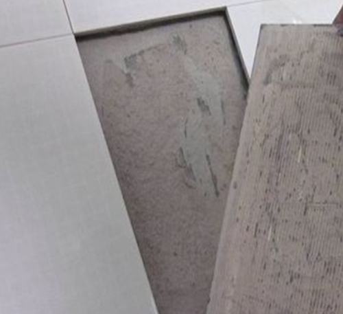 淳安瓷砖空鼓维修公司分享瓷砖铺贴时如果打浆（即涂抹在瓷砖背面和基层上的砂浆或瓷砖胶）过少，会带来以下问题